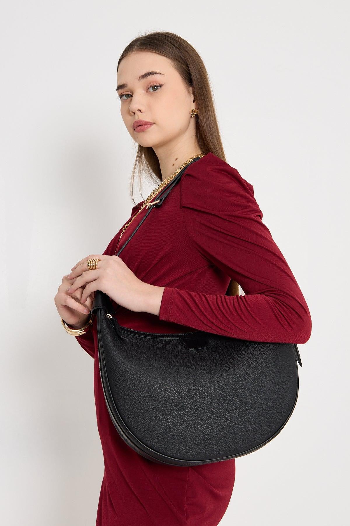 Siyah yarım daire formunda, gold zincir askılı FOHM deri çanta