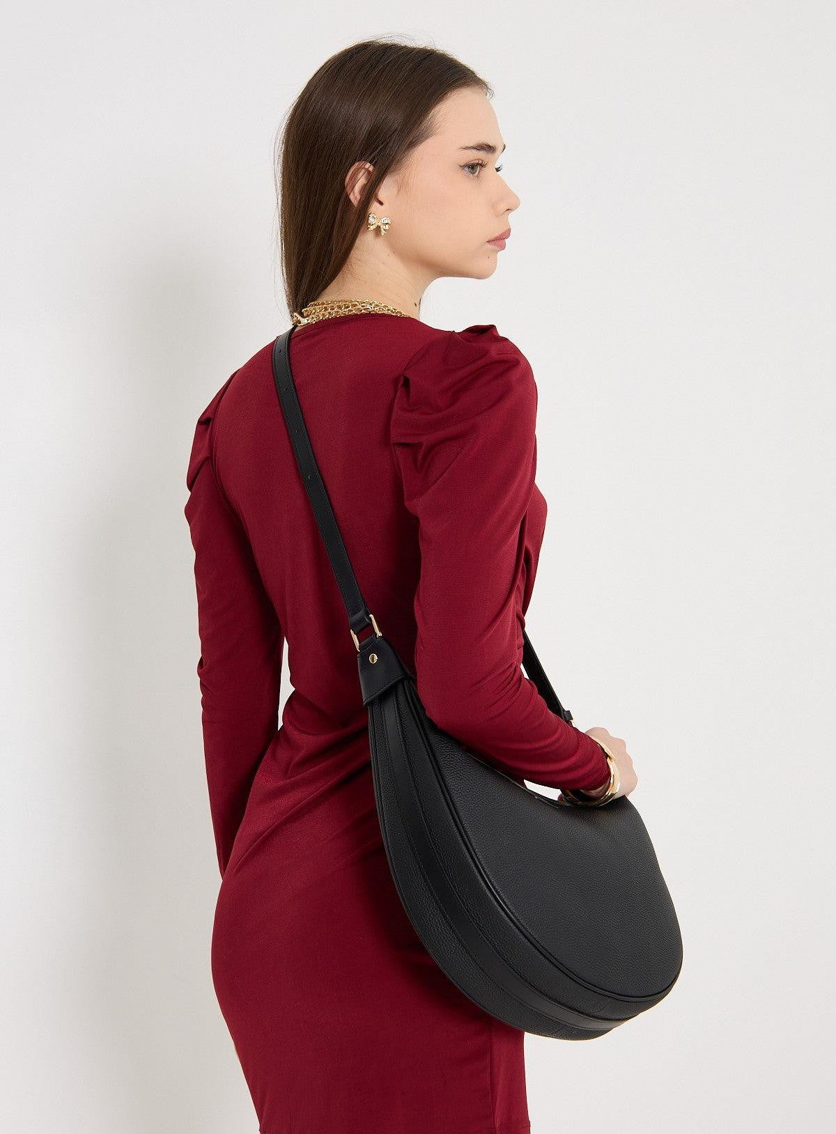 Siyah deri FOHM çanta, yarım ay formunda, sade ve şık tasarım.