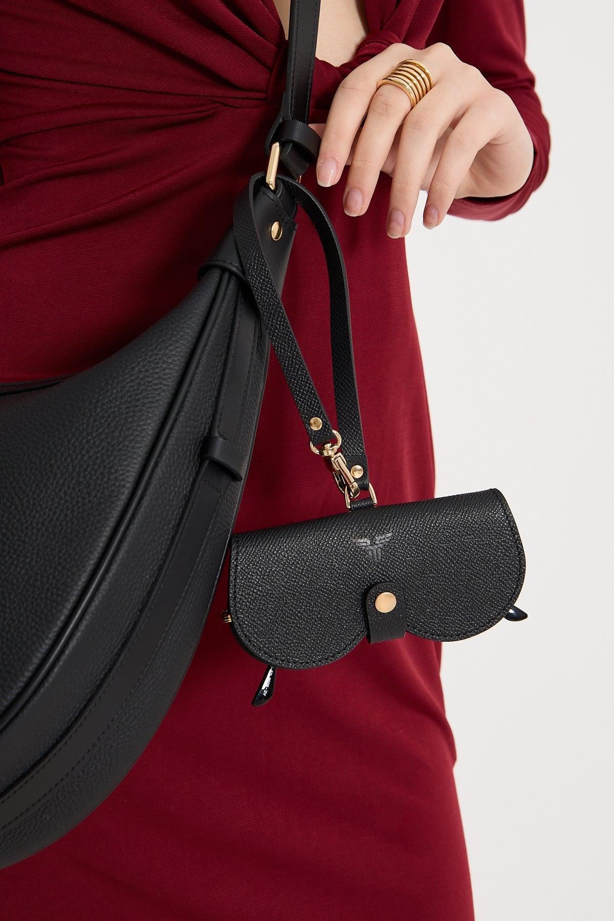 Siyah deri FOHM çanta ve küçük deri cüzdan, altın detaylı, şık sade tasarım.