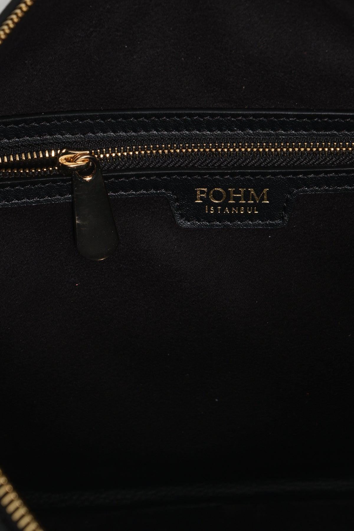 Siyah FOHM deri çanta, altın renkli fermuar ve logo detayıyla profesyonel görünüm