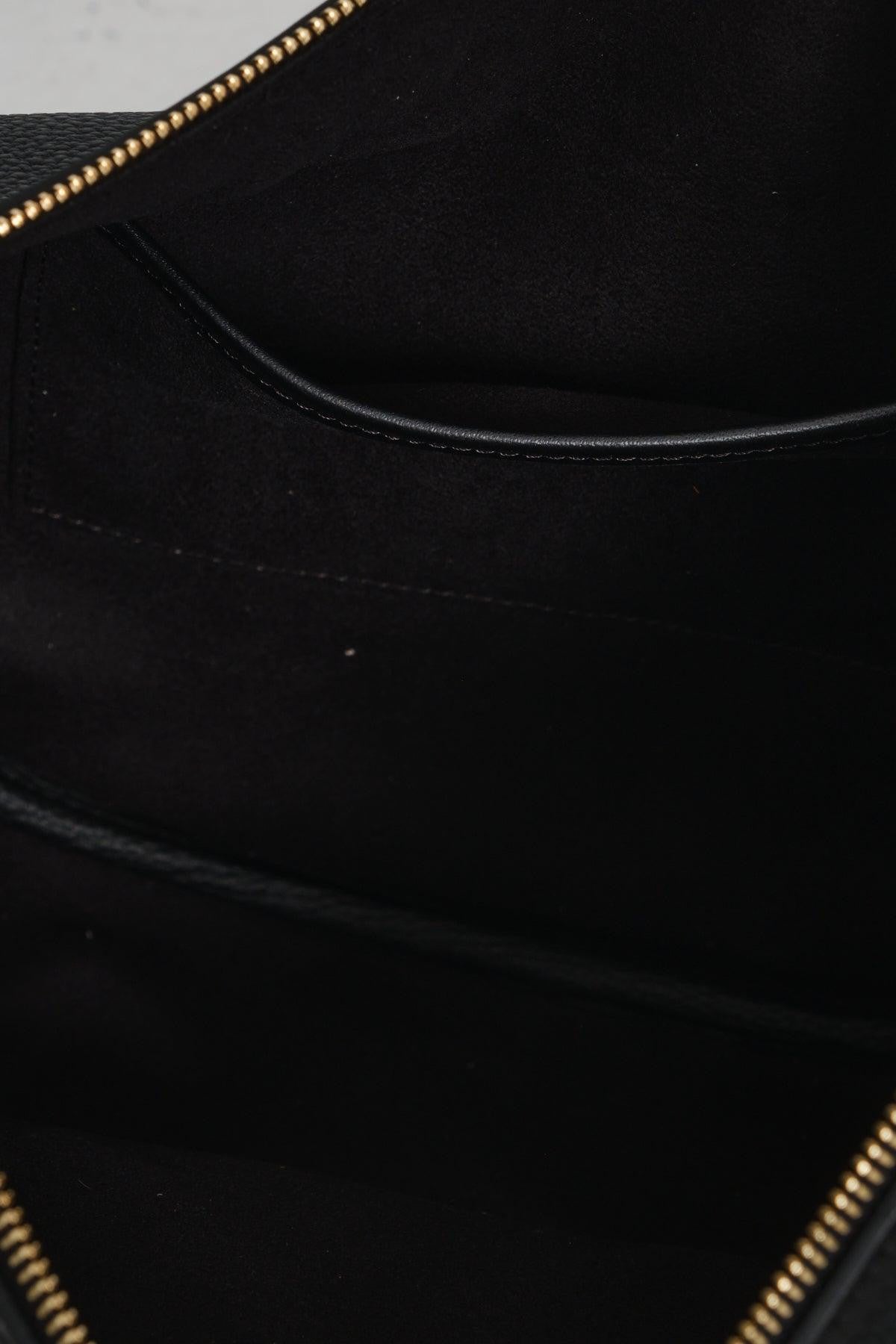 Siyah deri FOHM çanta iç detay, fermuarlı ve şık sade tasarım