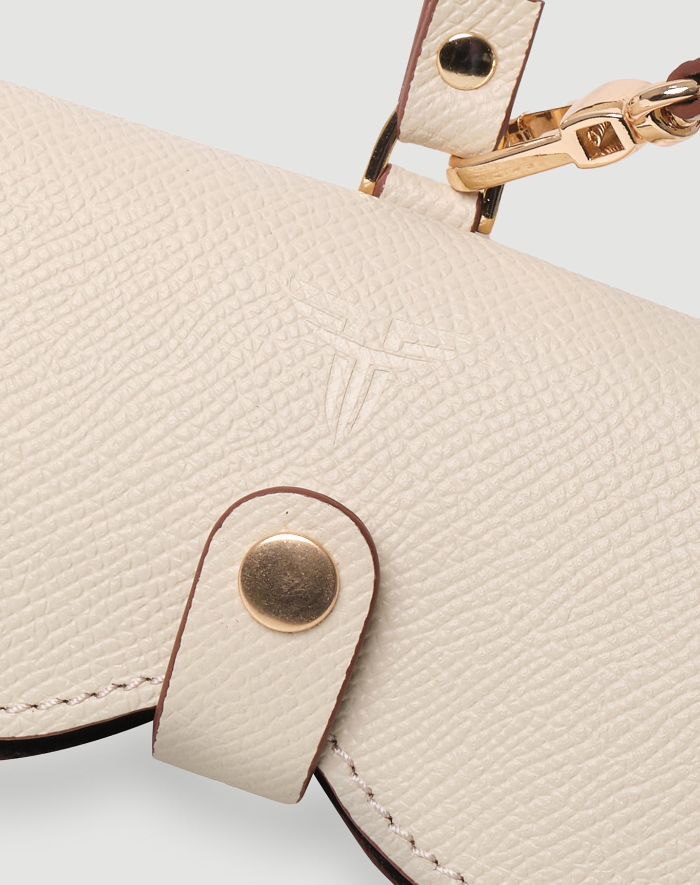 Bej deri, FOHM logolu, metal detaylı gözlük kılıfı