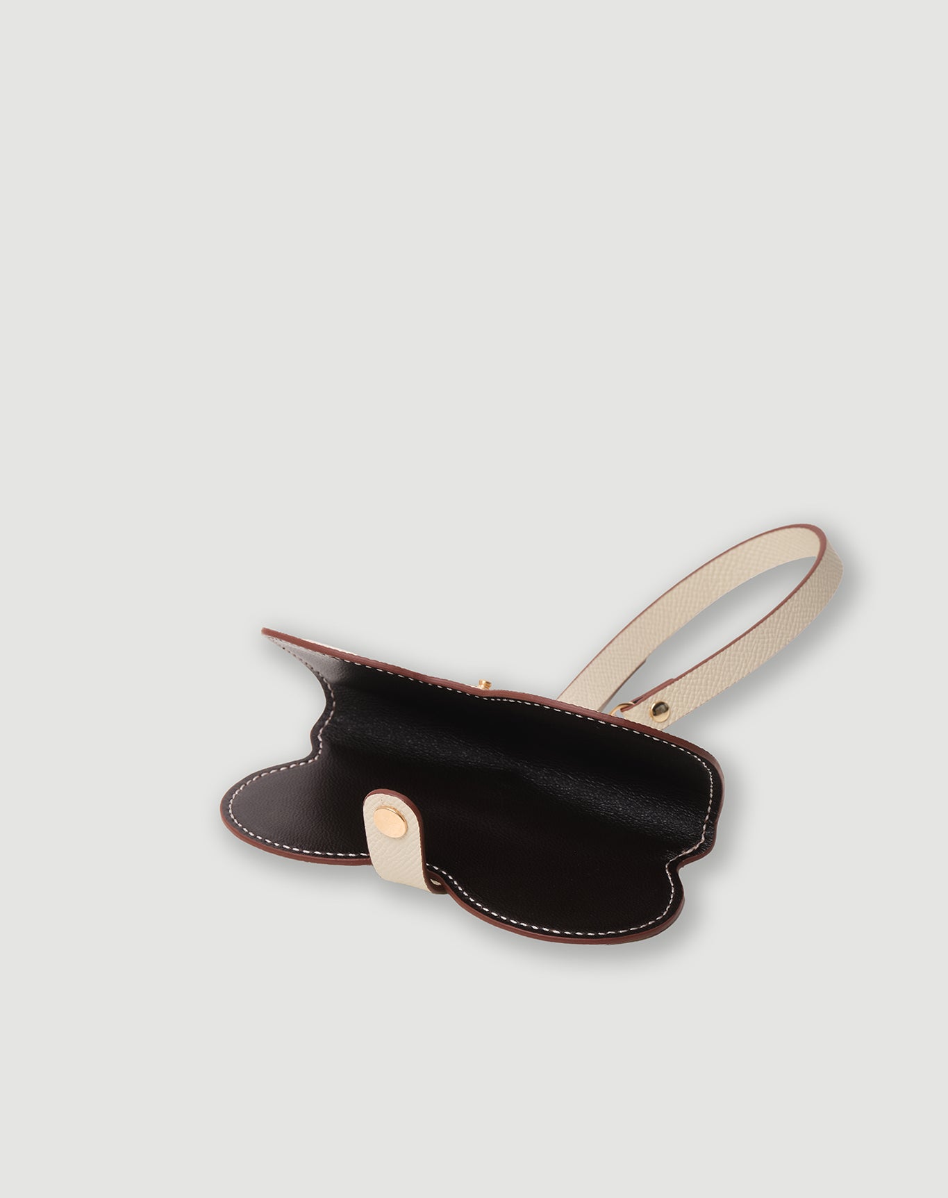 Bej renkli deri gözlük kılıfı, altın renkli düğme kapamalı, FOHM minimalist tasarım