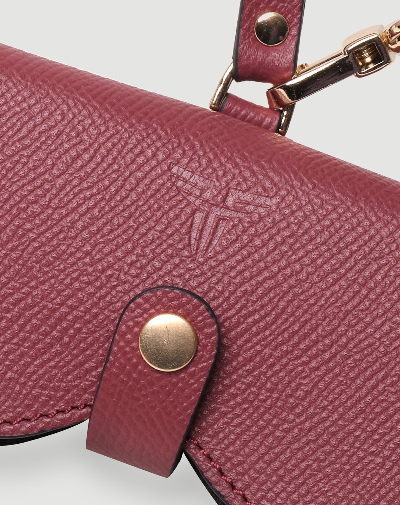 Bordo deri FOHM gözlük kılıfı, altın renkli metal detaylar ve dokulu yüzey