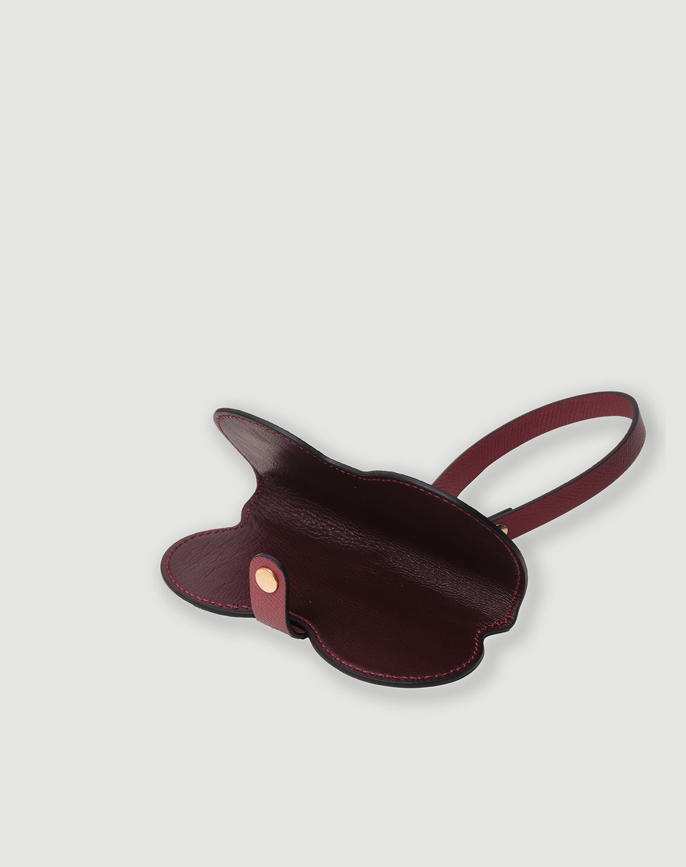 Bordo renkli deri gözlük kılıfı, özel formda ve şık çıtçıt detaylı FOHM ürünüdür.