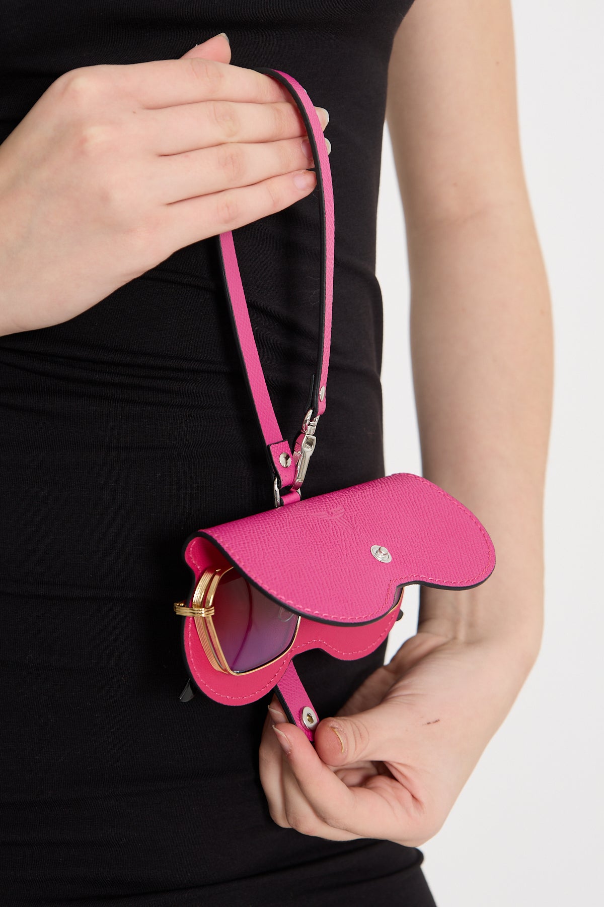 Fuşya renkli deri gözlük kılıfı, FOHM markası, şık ve modern tasarım.