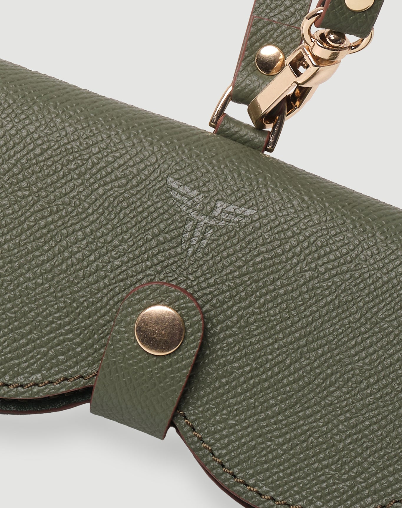 Haki renkli deri FOHM gözlük kılıfı, altın renkli metal detaylı ve dokulu yüzeyli