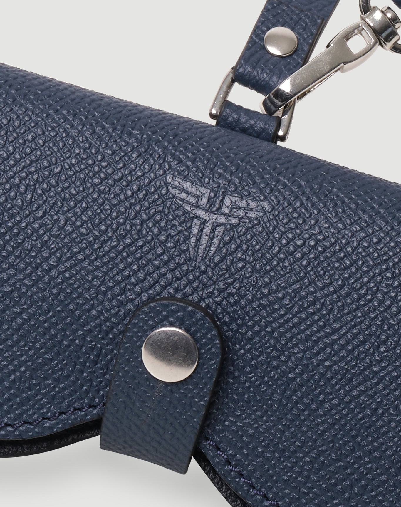 Lacivert deri FOHM gözlük kılıfı, metal çıtçıtlı ve dokulu yüzeyli tasarım.