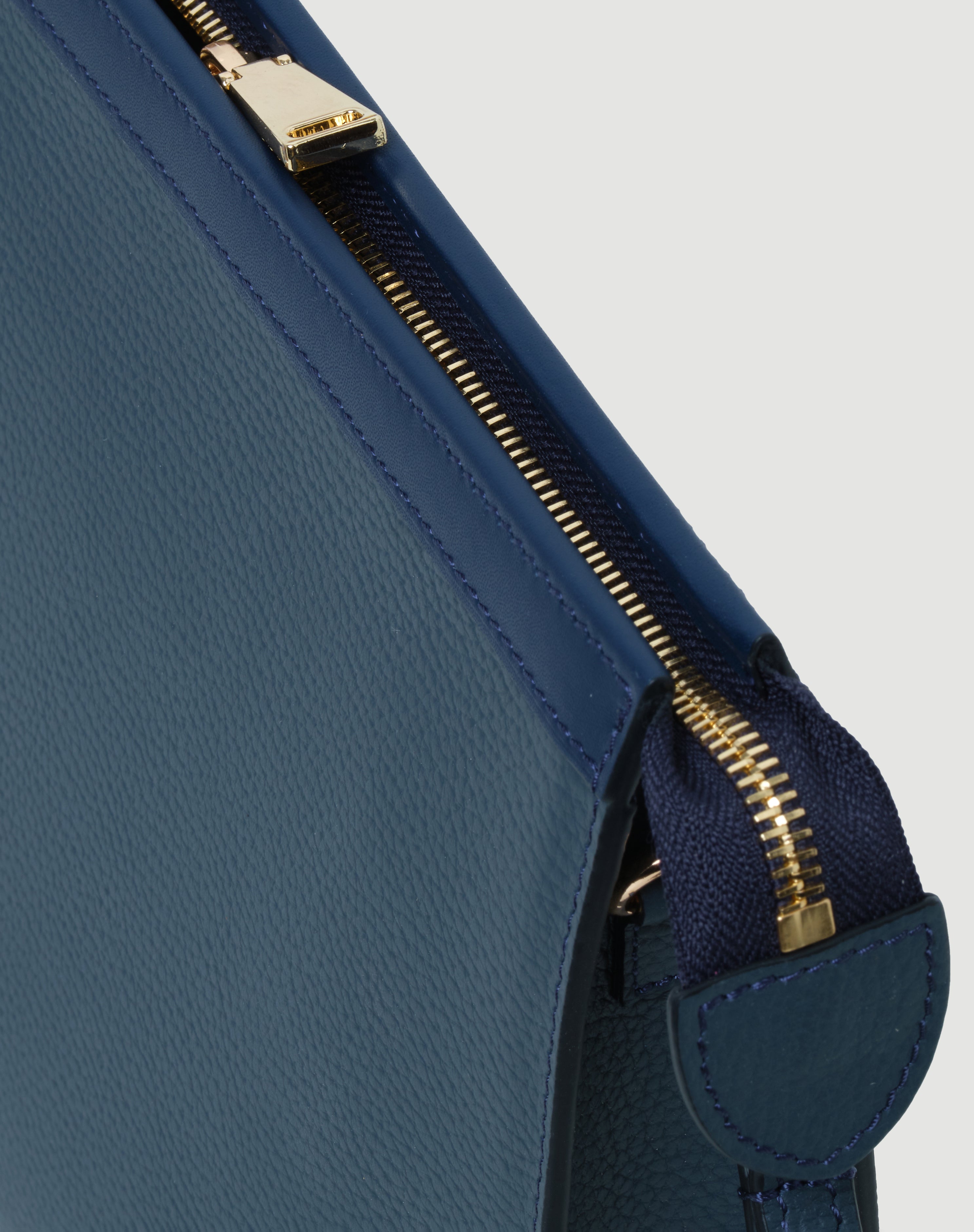 Lacivert deri FOHM çanta, altın renkli fermuar detaylı, sade ve şık tasarım