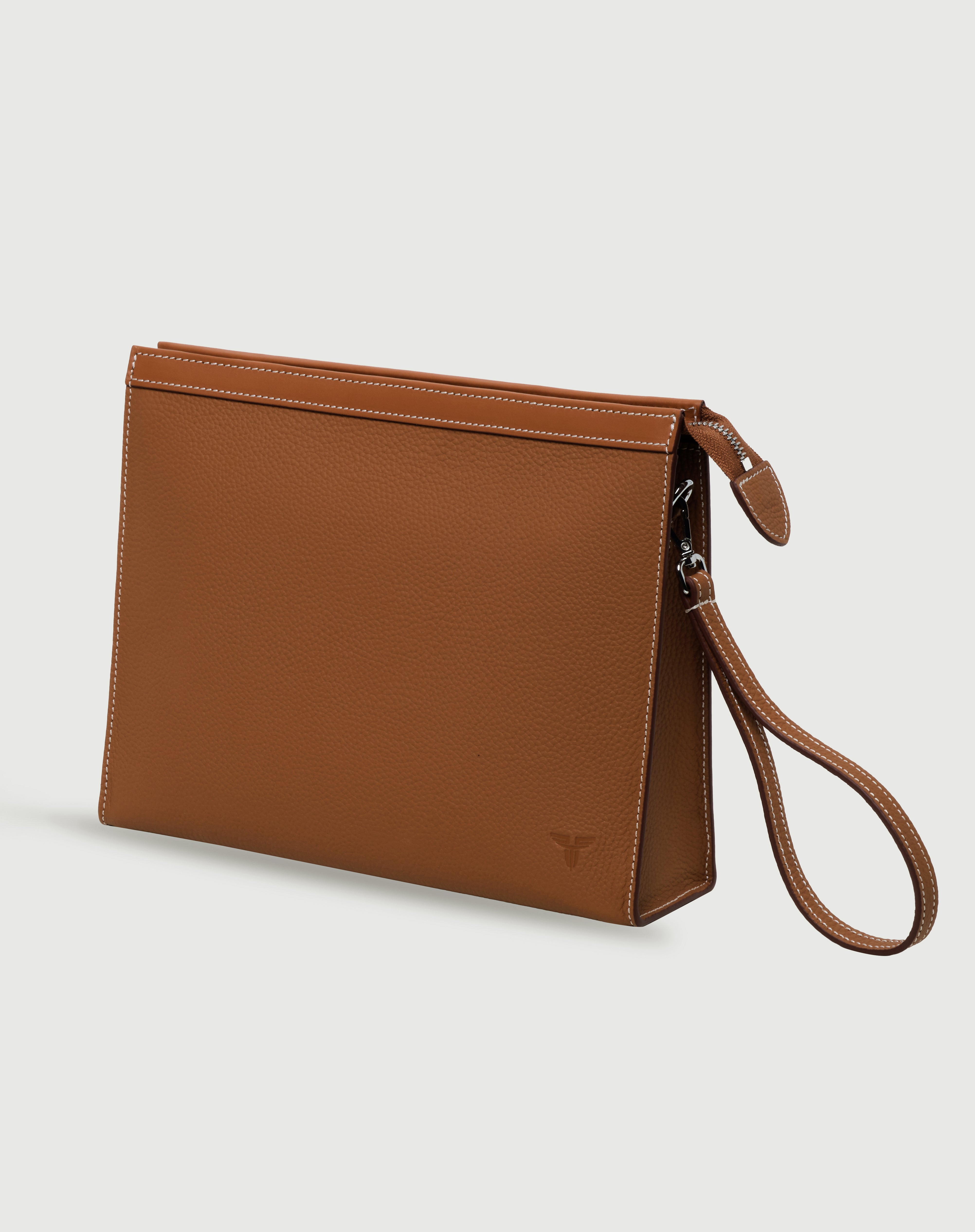 Kahverengi FOHM deri el çantası, bileklik askılı ve dikişli modern tasarım