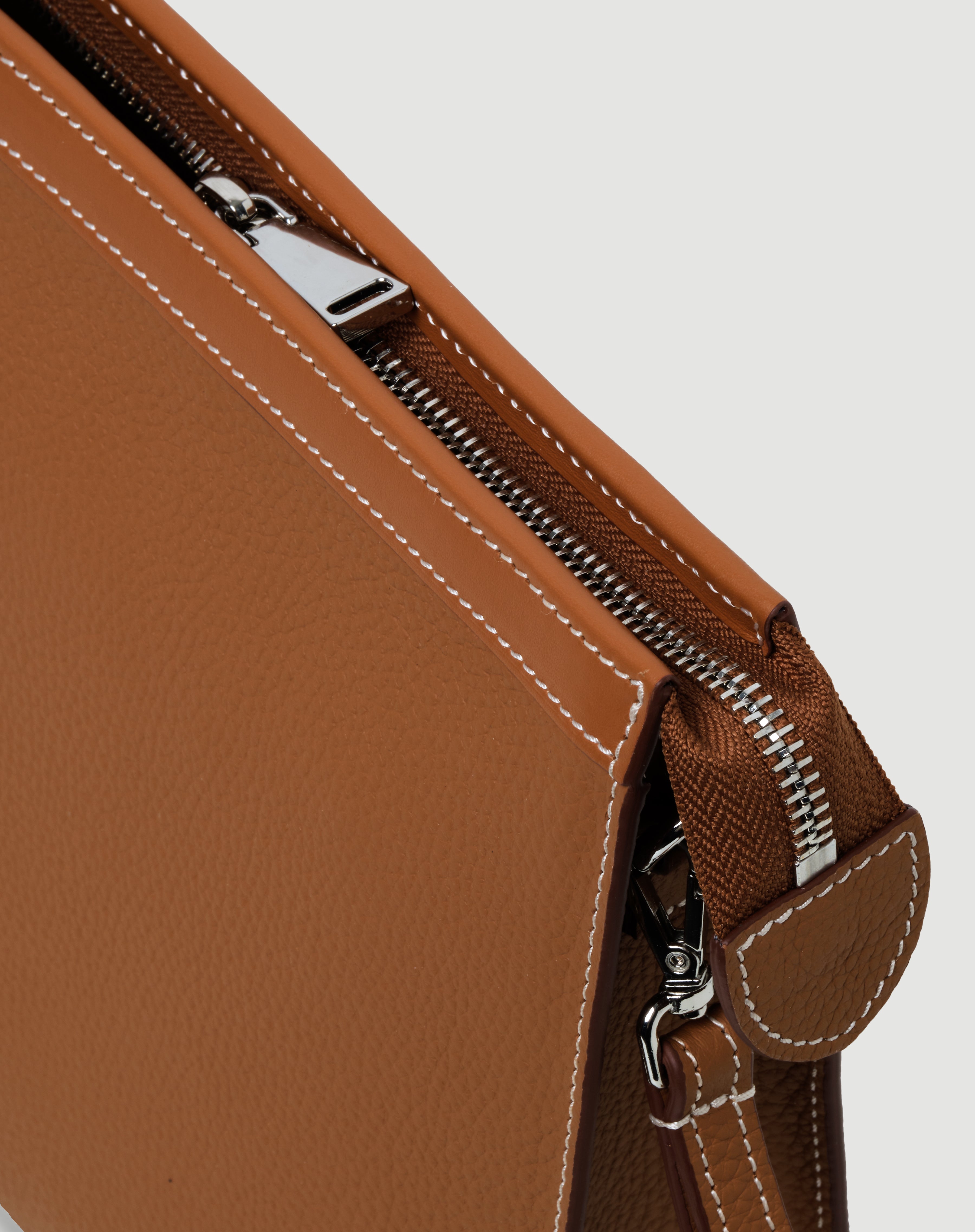 FOHM kahverengi deri el çantası, dikiş detaylı, metal fermuar ve aksesuarlar