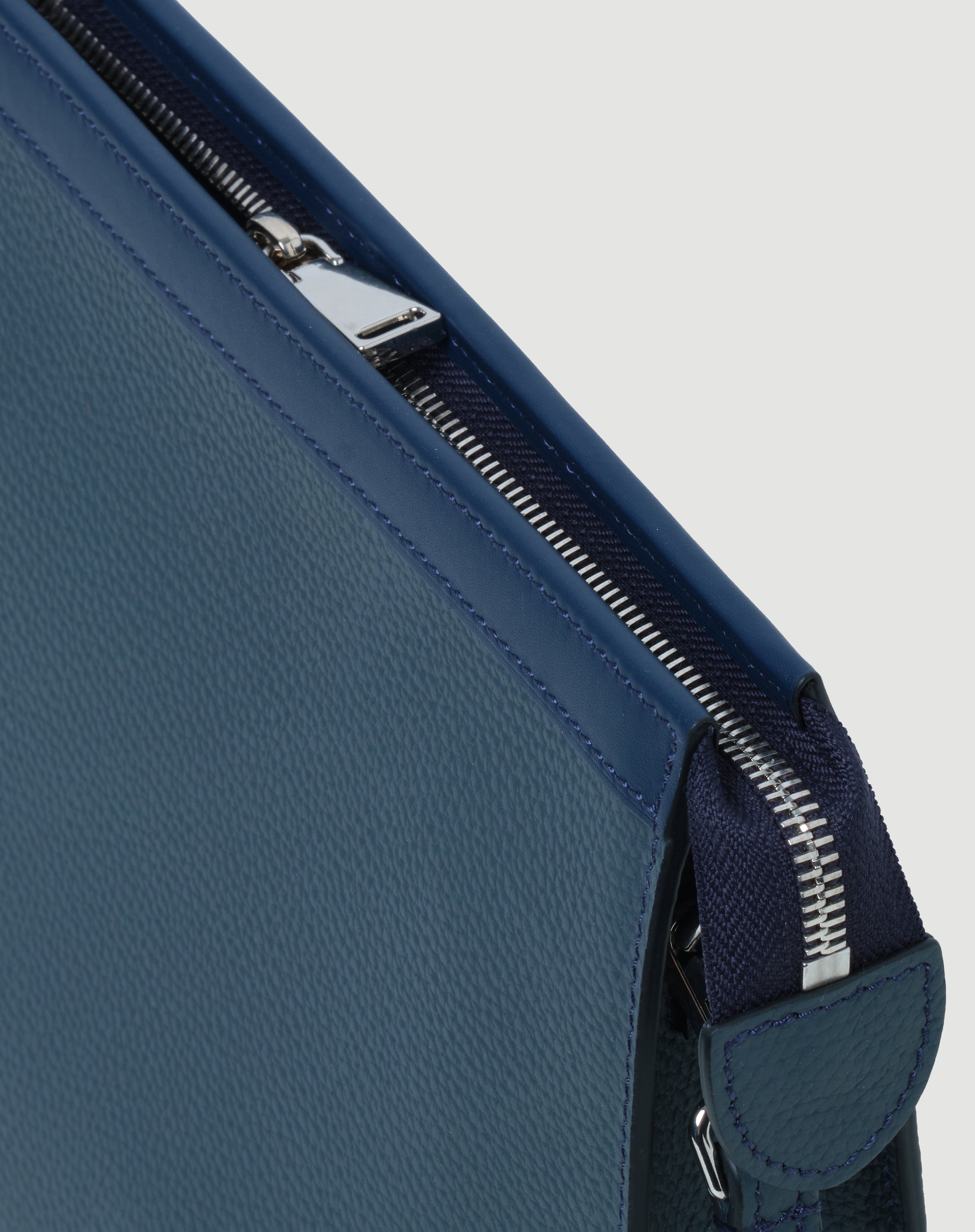 Mavi deri, dokulu FOHM çanta; metal fermuarlı, minimal ve şık tasarım