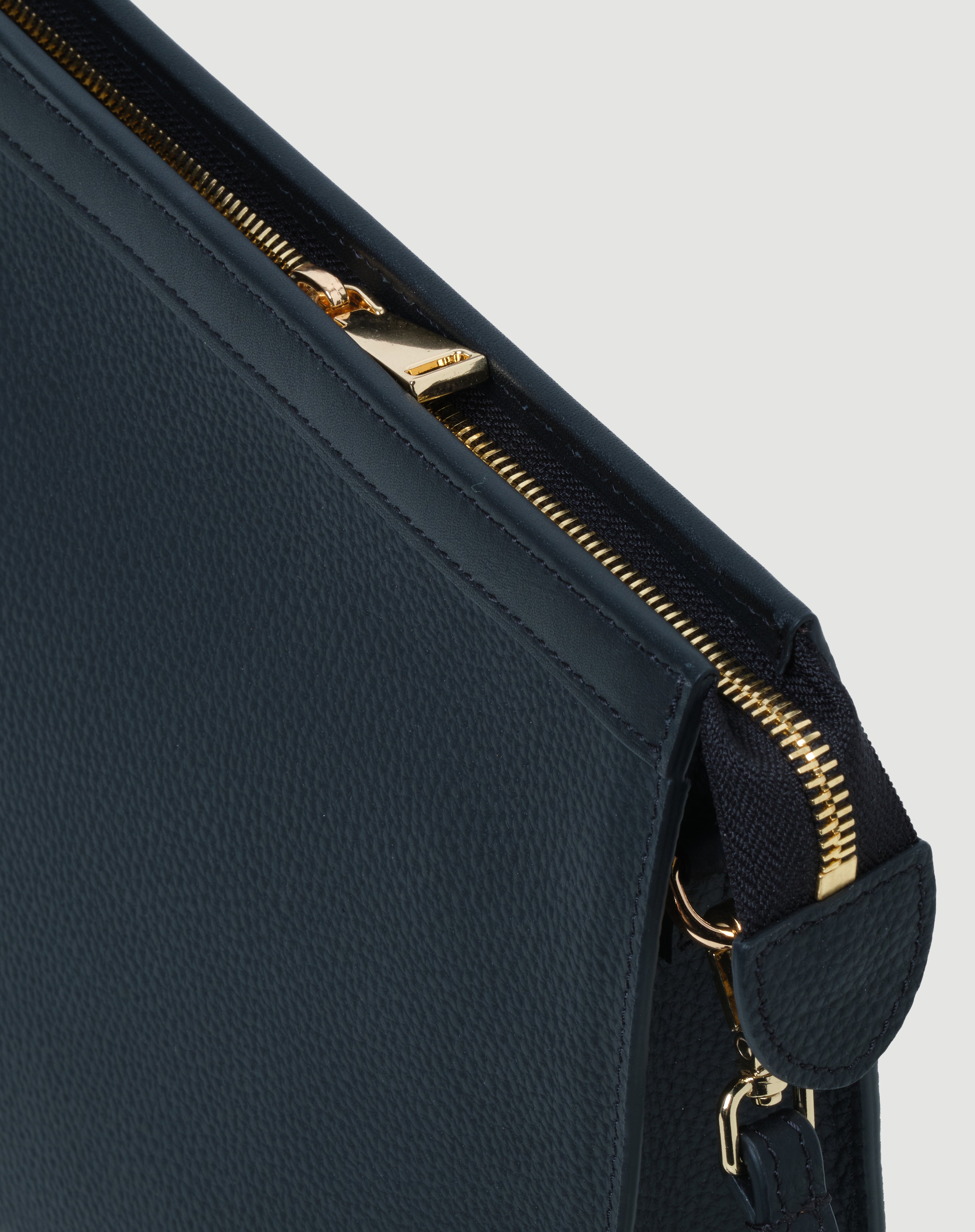 Lacivert deri, altın renkli fermuarlı FOHM çanta, sade ve şık tasarım detaylarıyla.
