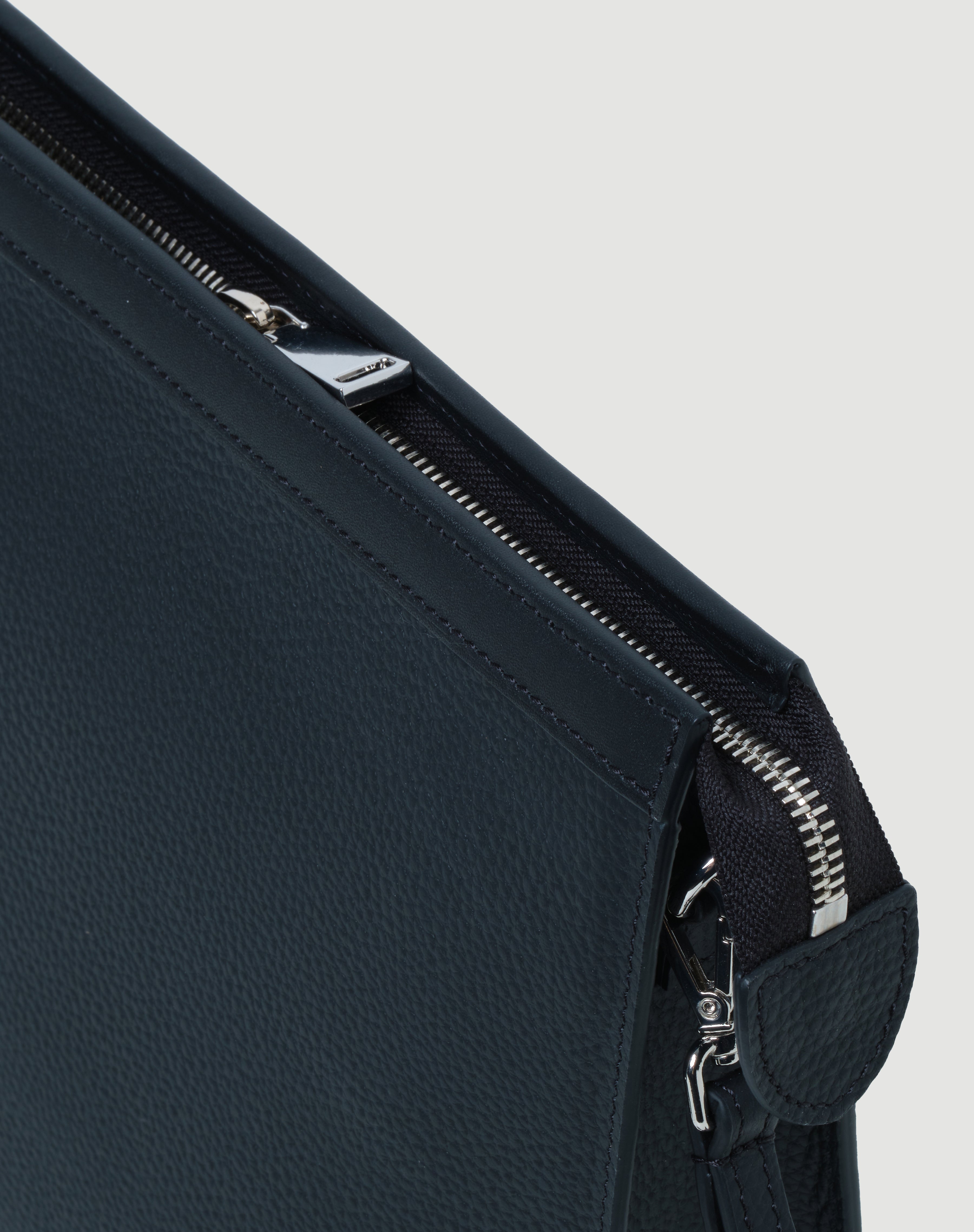 Lacivert deri, fermuarlı FOHM çanta, minimal ve şık tasarım