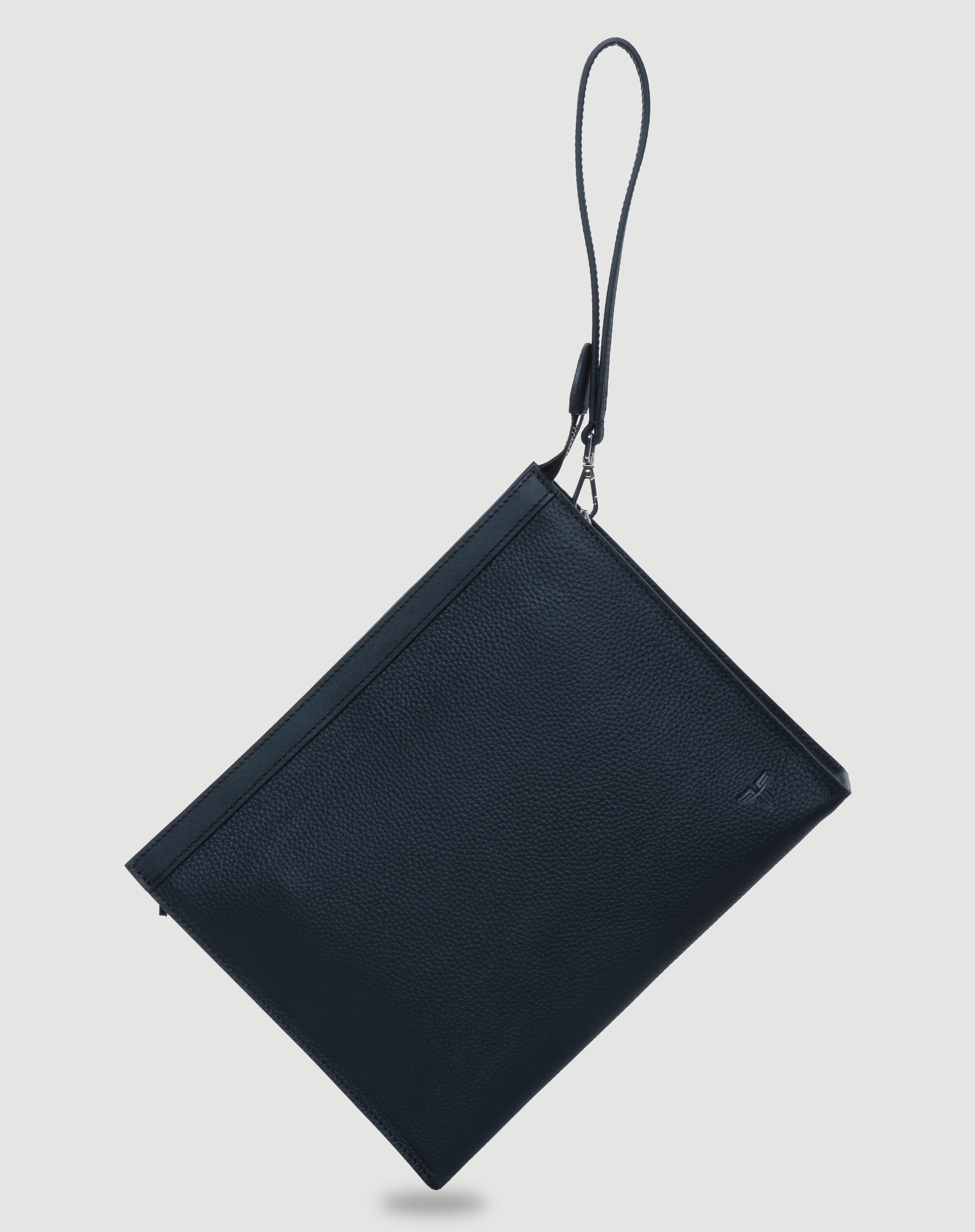 Siyah deri, sade ve şık FOHM clutch çanta, dokulu yüzeyli ve el saplı.