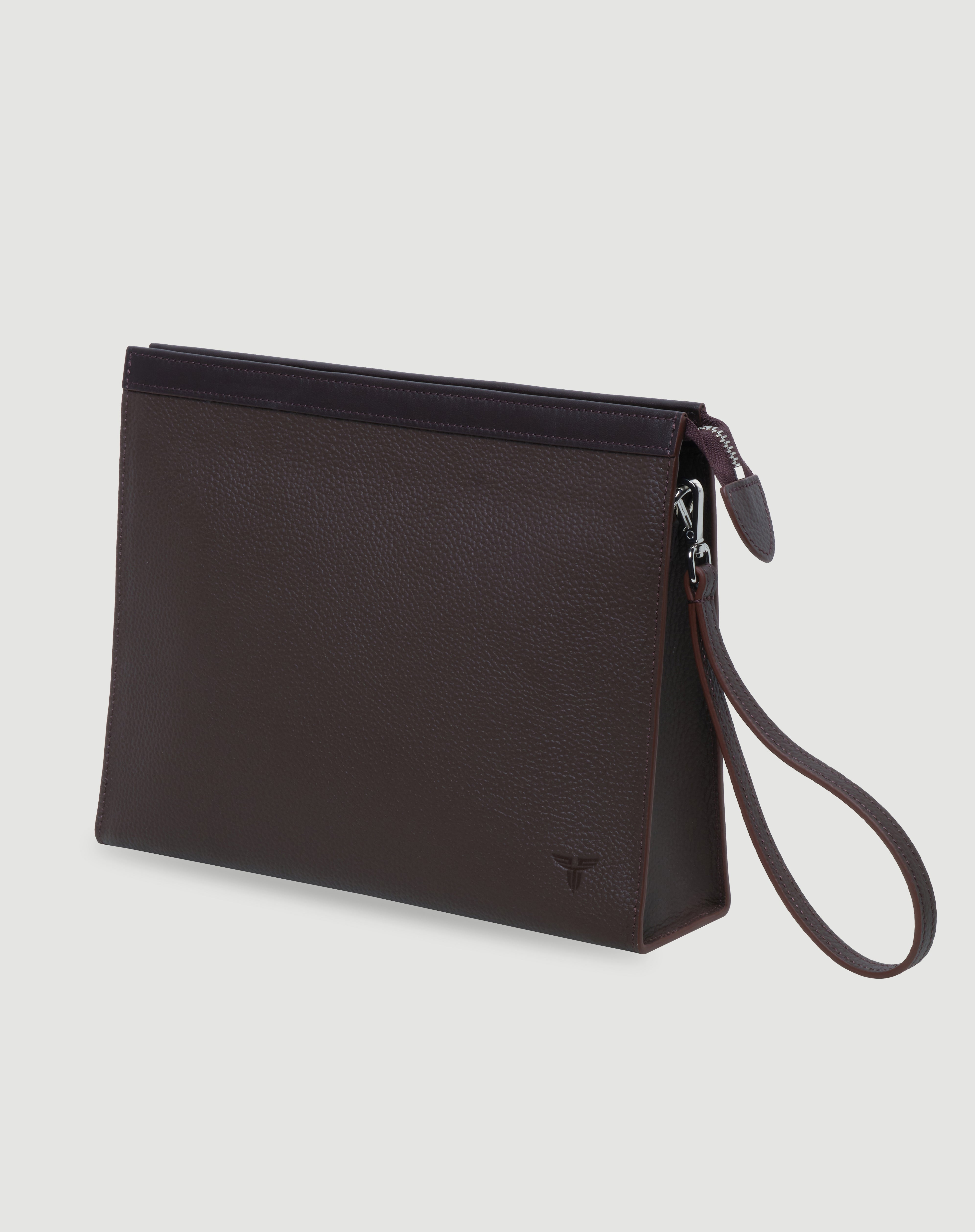 Kahverengi FOHM deri elde taşınan çanta, sade tasarım ve dokulu hakiki deri malzeme.