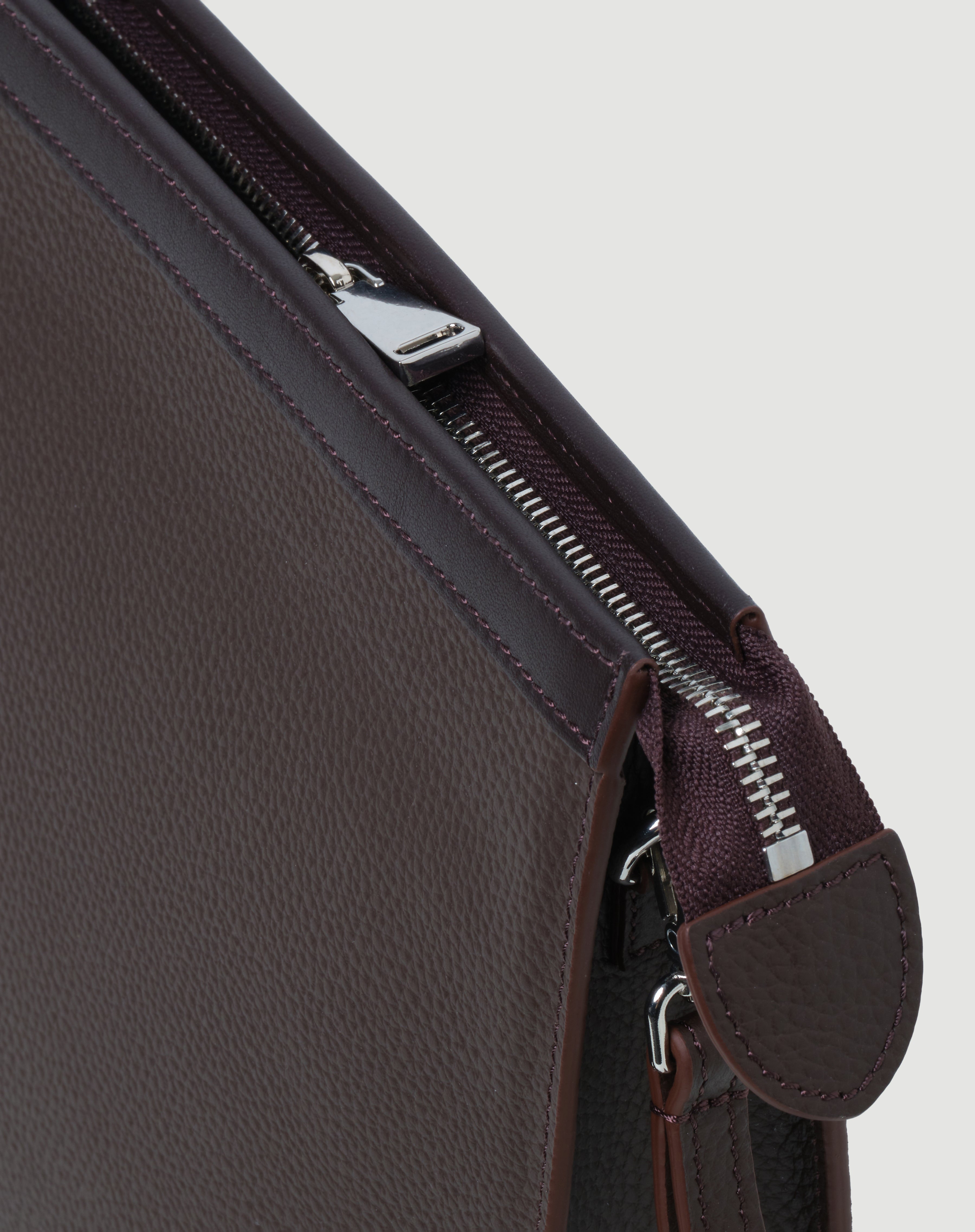 Kahverengi deri FOHM çanta, dokulu yüzey, metal fermuar detaylı