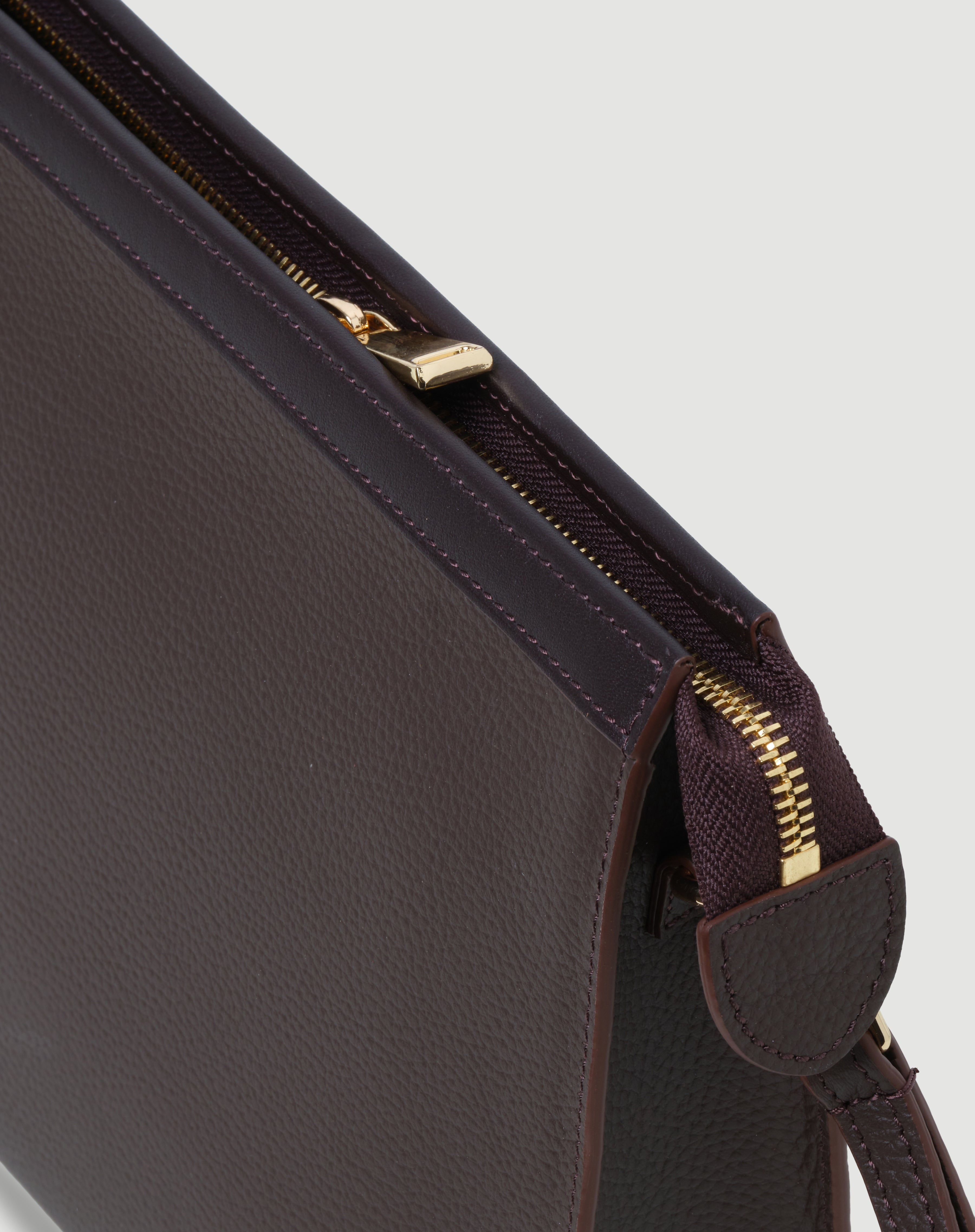 Kahverengi deri FOHM clutch çanta, altın renkli fermuar detaylı, sade ve şık tasarım