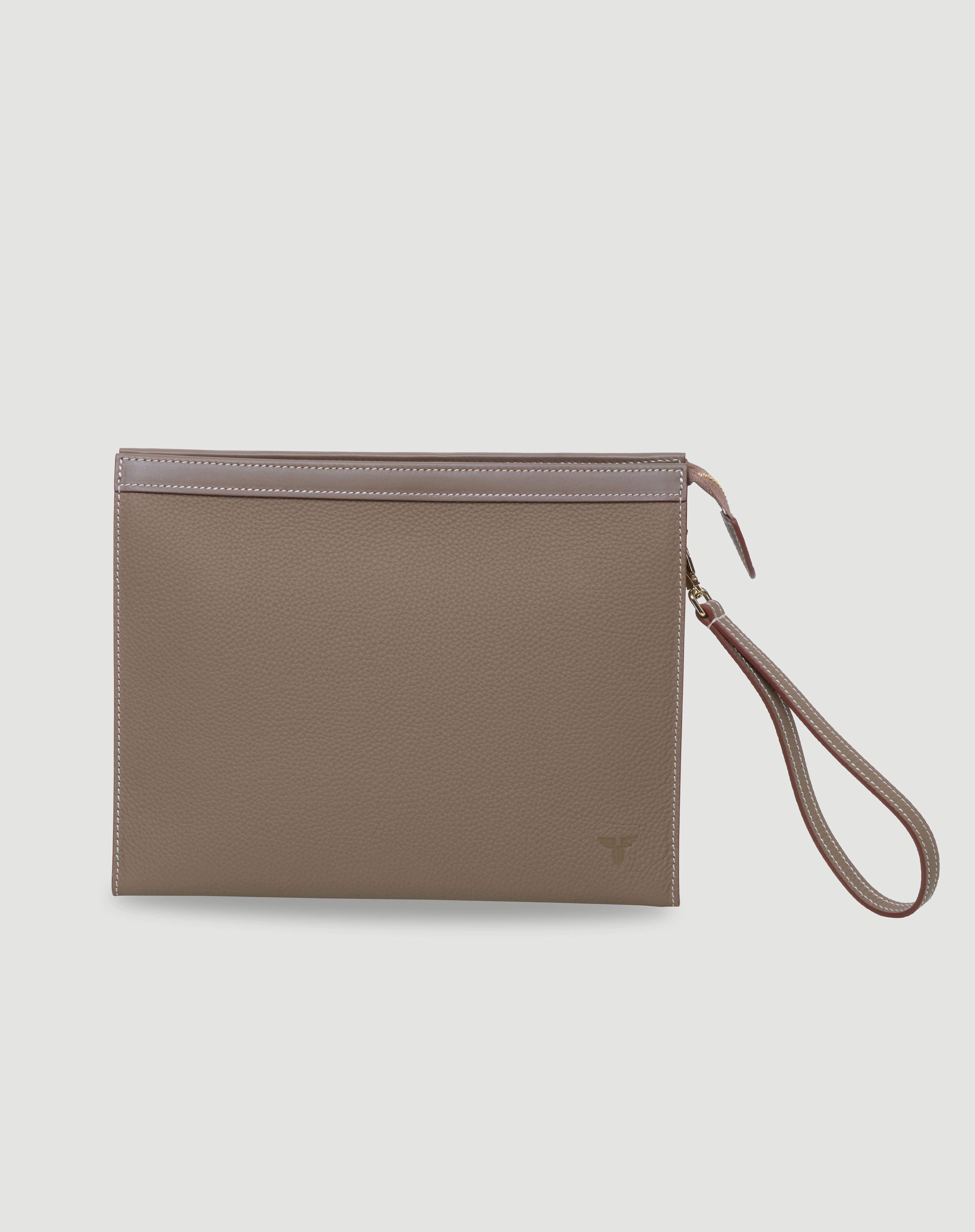 Bej deri FOHM el çantası, sade tasarım, dokulu yüzey, bilek askılı.