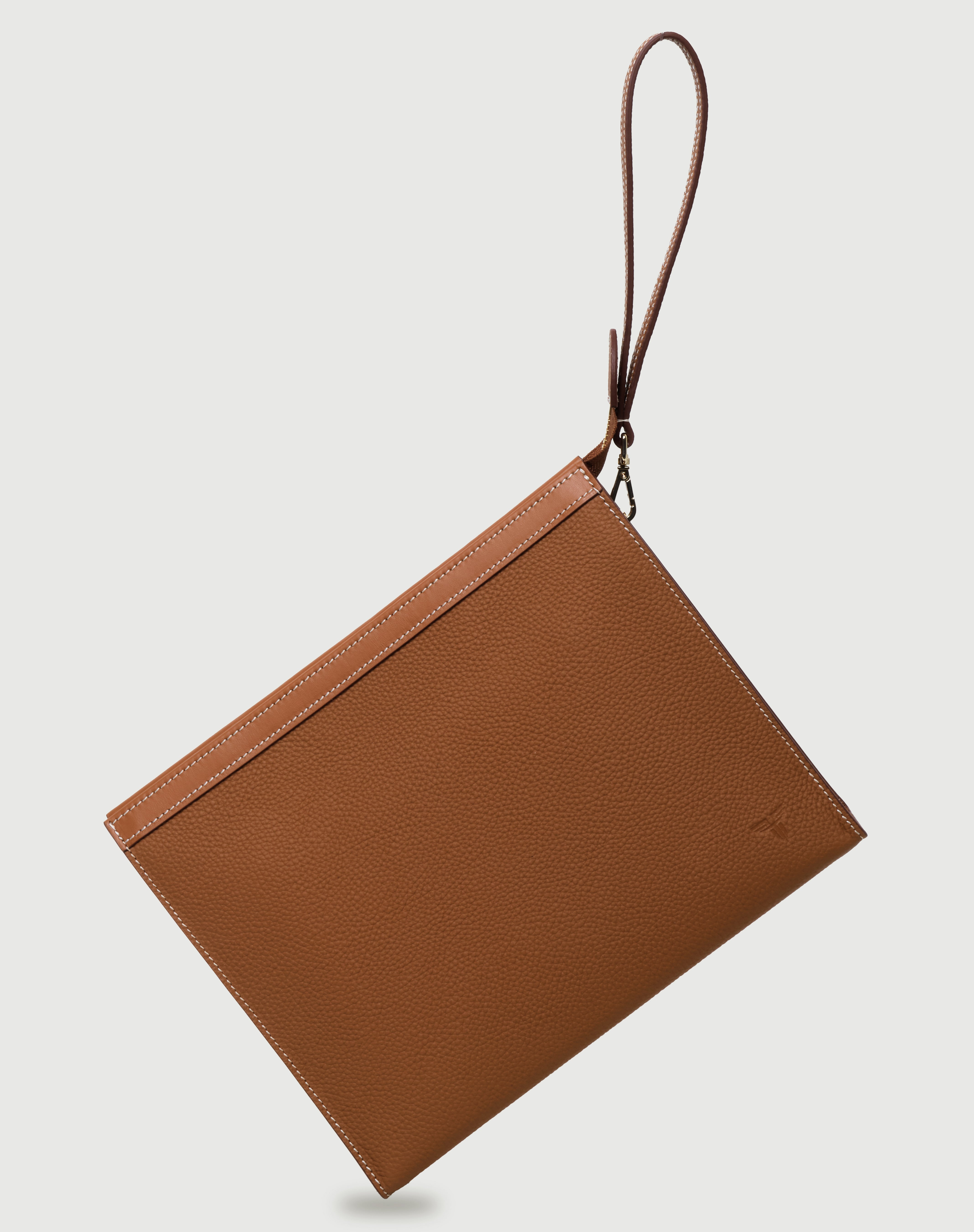 Taba renkli, dikdörtgen formda deri FOHM el çantası, bileklik askılı ve dikiş detaylı.