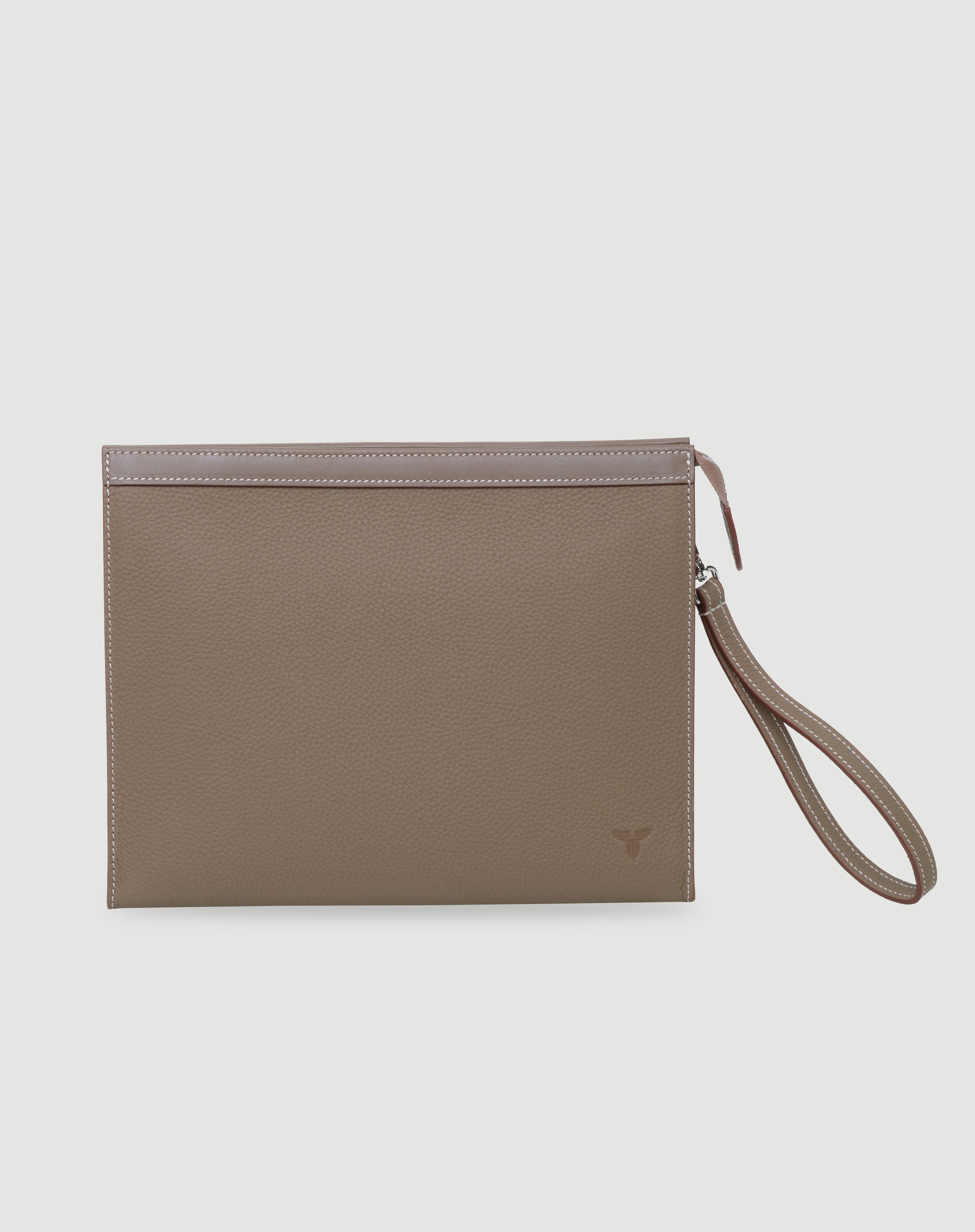 Kahverengi, sade, deri FOHM clutch çanta, bilek askılı ve dikiş detaylı.