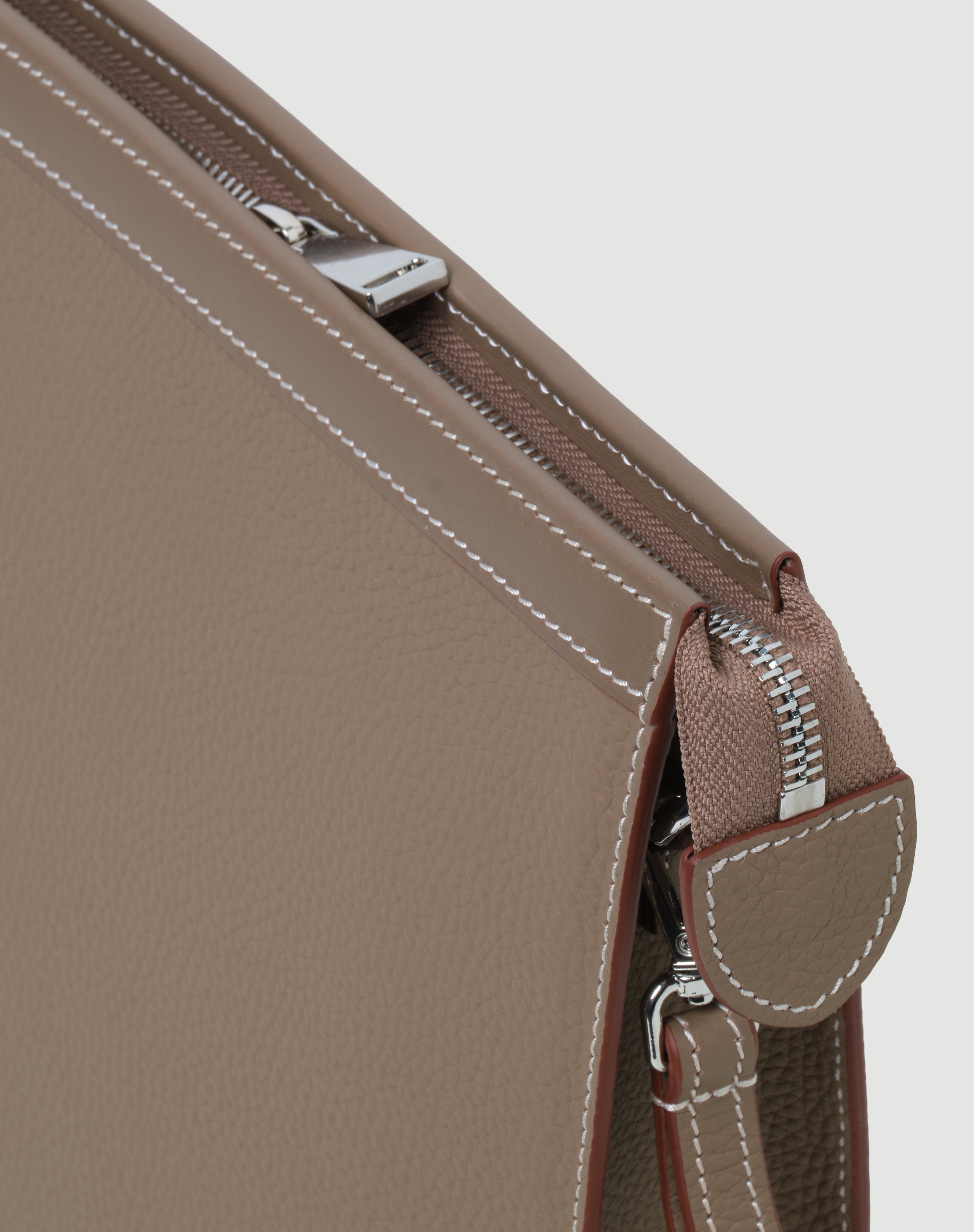 Bej renkli, kaliteli deri, metal fermuarlı FOHM çanta detayı