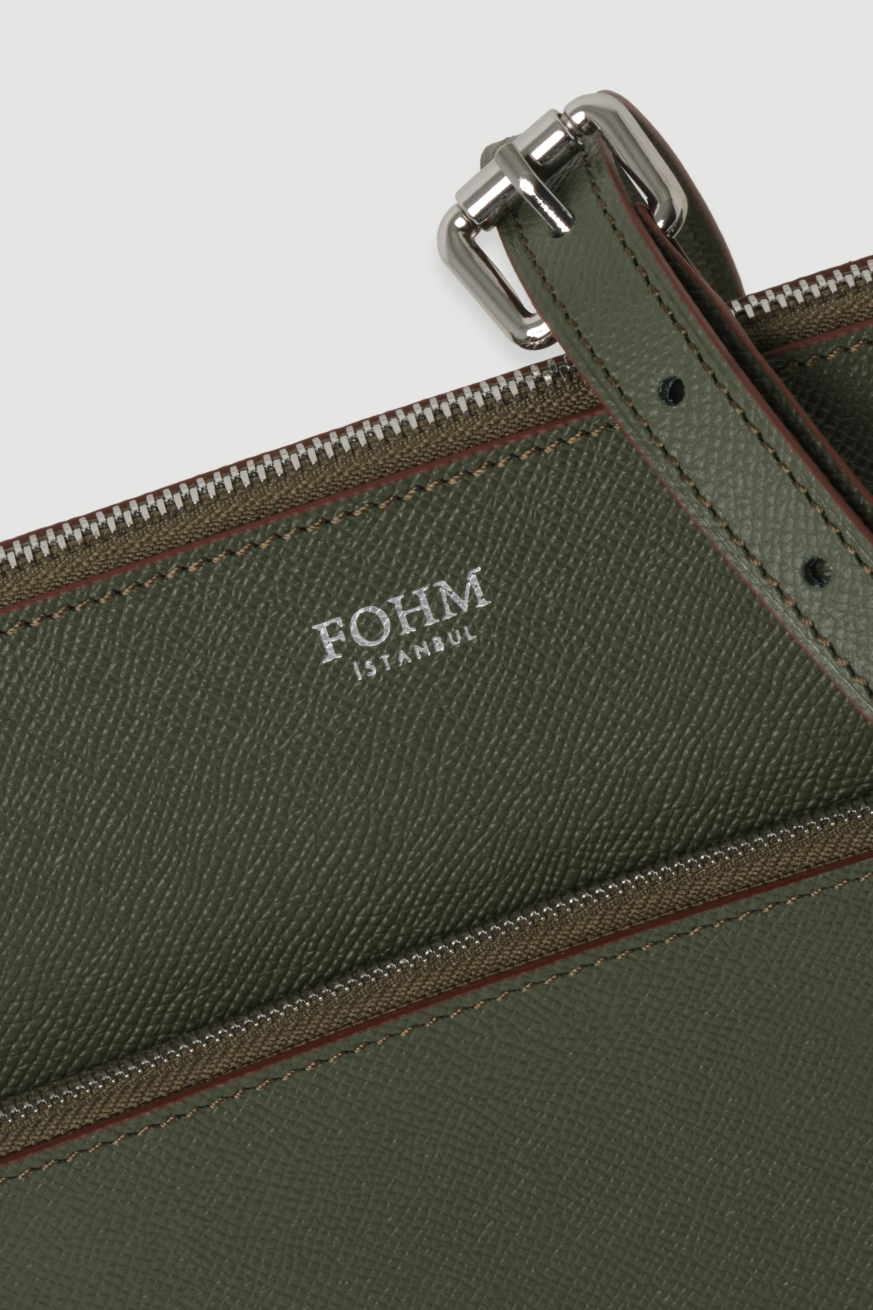 Haki renkli FOHM deri çanta, nikel detaylı fermuar ve toka, sade modern tasarım