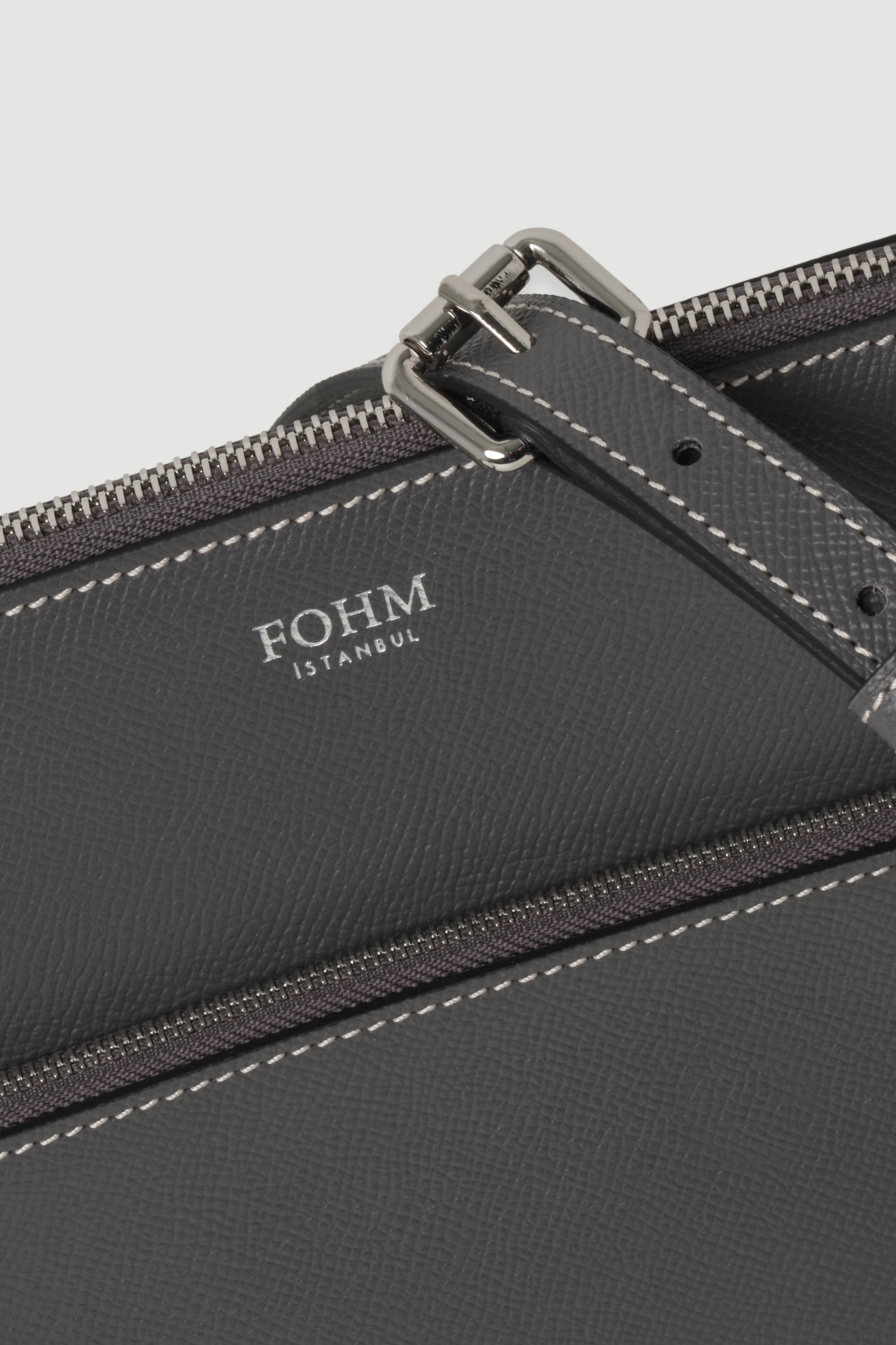 Koyu gri FOHM kadın deri çanta, nikel detaylı, temiz ve profesyonel tasarım.
