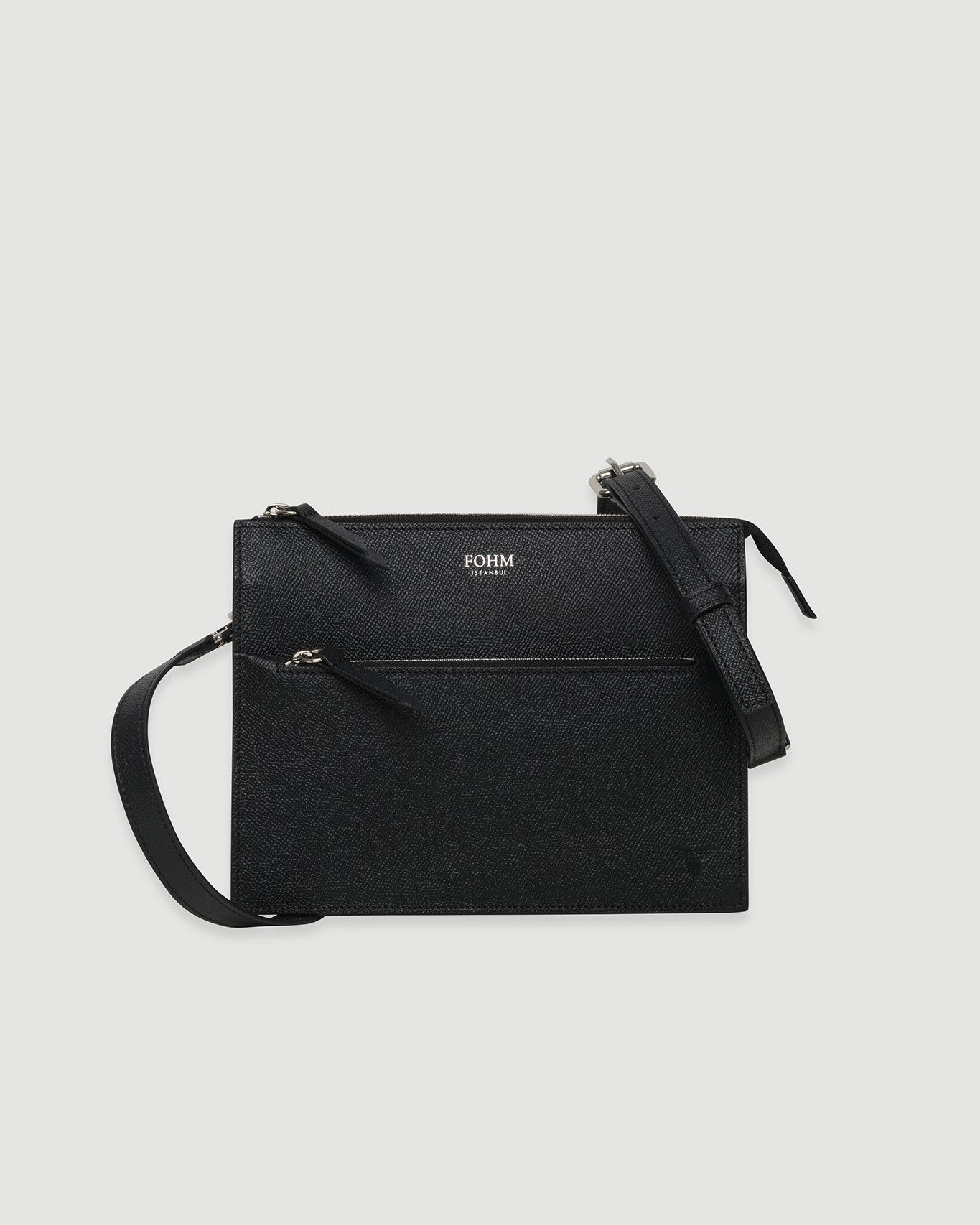 Siyah deri kadın çanta, gümüş detaylı FOHM markalı, dikdörtgen formda.