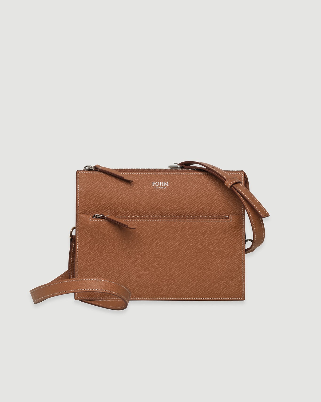 Taba renkli, dikdörtgen formda FOHM deri çanta, gümüş detaylı ve modern tasarımlı.