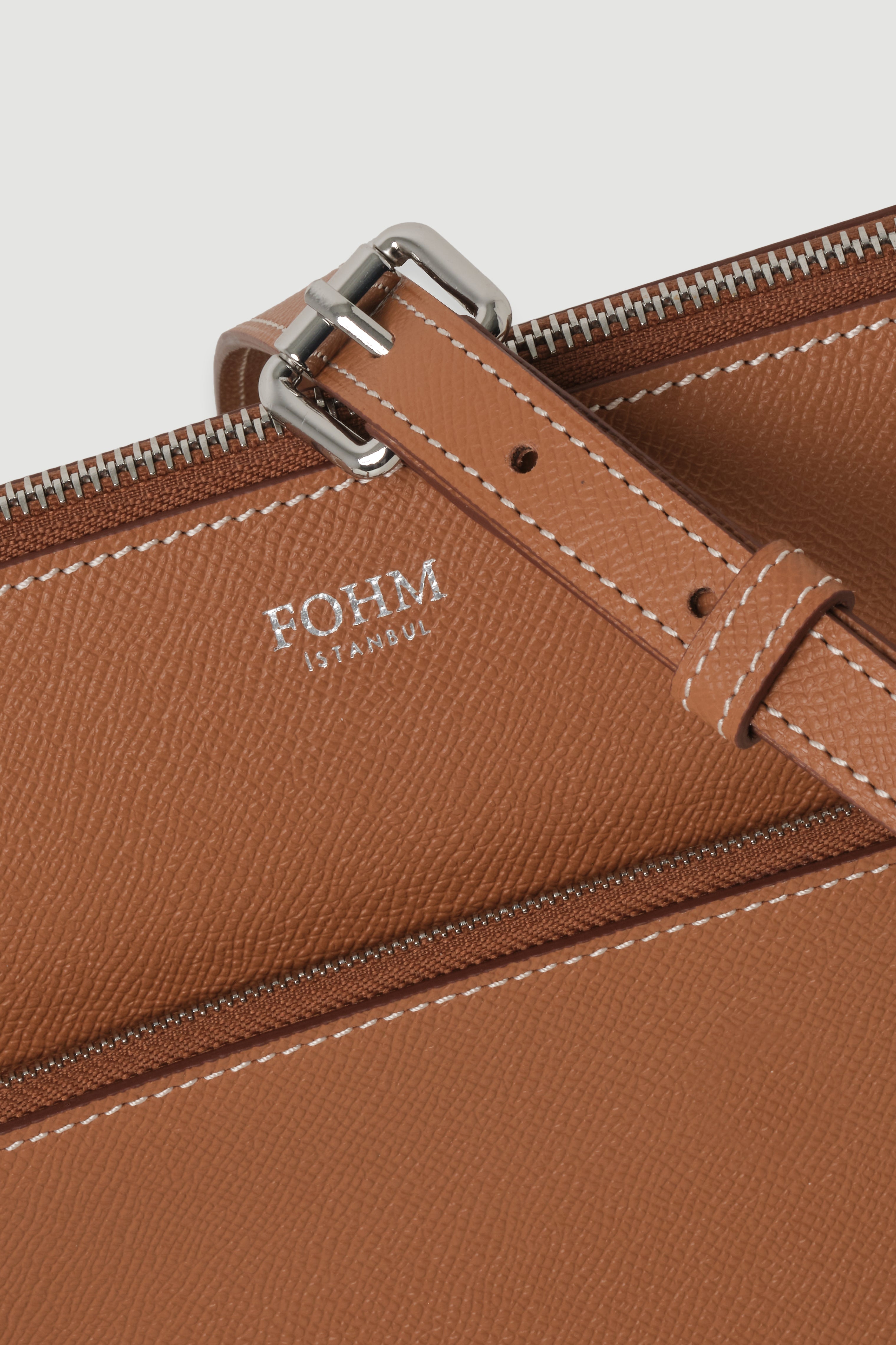 FOHM taba renk deri çanta, metal fermuar ve dikiş detaylı sade tasarım