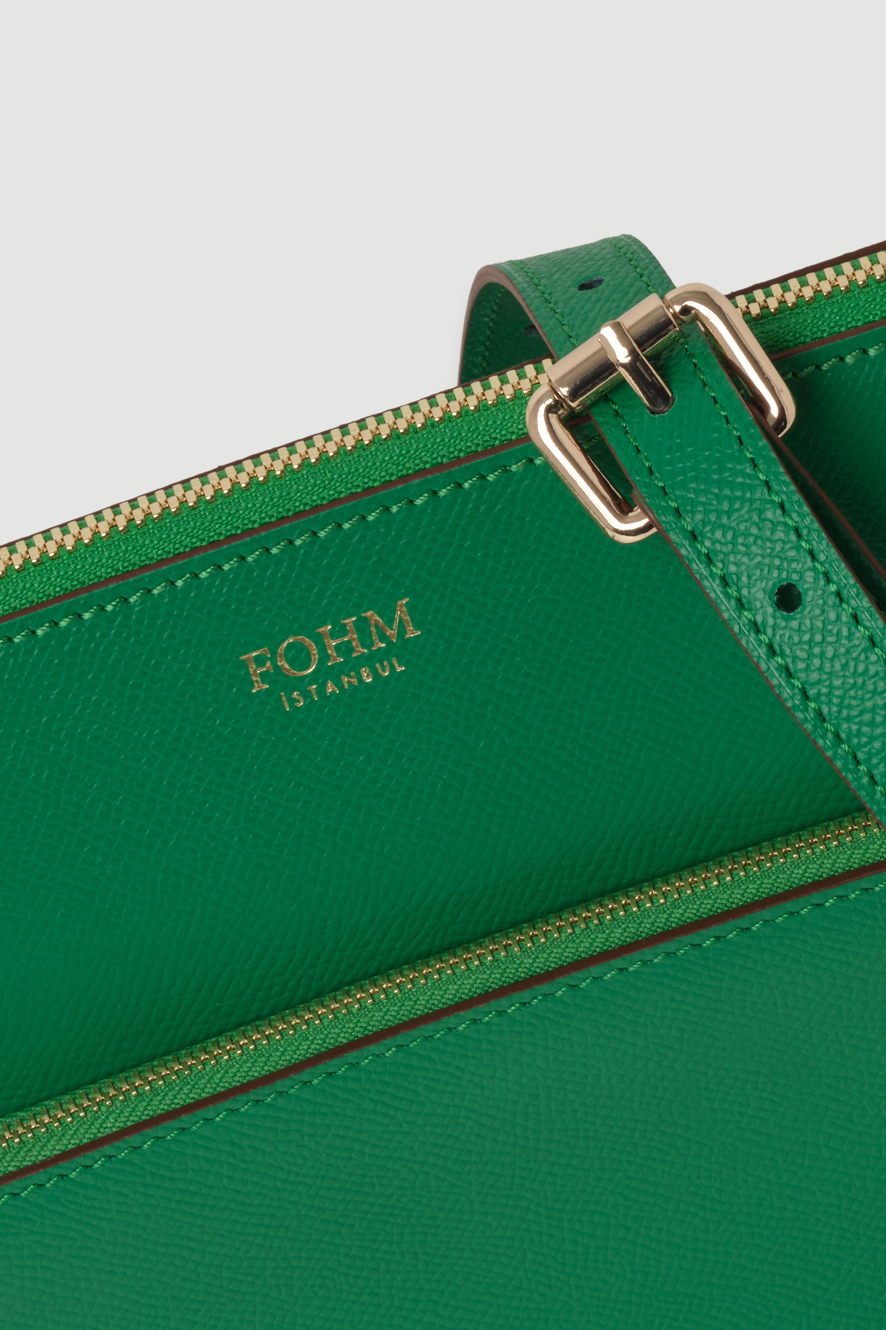 Yeşil deri FOHM kadın çanta, altın renkli fermuar ve detaylarla